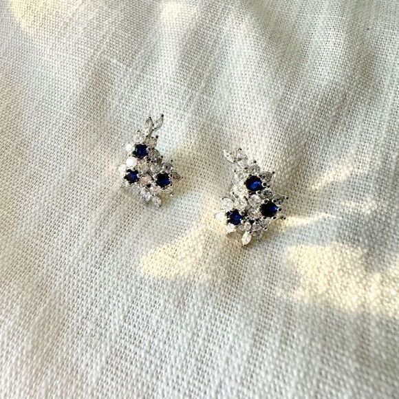 Cubic zirconia super sparkly triple flower sapphire blue stud earrings - Picture 1 of 3